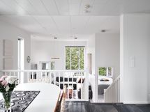 Keittiö on remontoitu 2017 ja se avatuu olohuoneeseen.