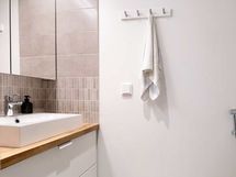 Wc:t kalustettu, kaakeloitu