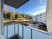 Länsiparvekkeelta on avarat näkymät.
