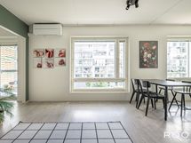 Asunnon avara oleskelutila antaa mahdollisuuksia luovallekin sisustajalle.