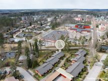 Päiväkoti ja alakoulu n. 350 m, Pohjoispuiston yläkoulu n. 1,6 km.