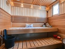Päätalon sauna.