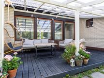 Takapihalla viihtyisä terassi