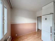Keittiön varustukeen kuuluu myös jääkaappi-pakastin ja astianpesukone.