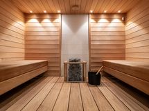 Tilava sauna kaksipuoleisilla lauteilla