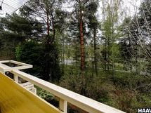Olohuoneesta on käynti katetulle parvekkeelle