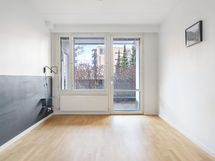 2. makuuhuone, käynti pihalle