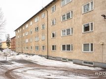 1950-luvun rakennusten jykevä rakenne ja ajaton arkkitehtuuri luovat talolle ajattoman ilmeen.