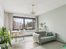 Olohuoneessa on isot ikkunat lännen suuntaan