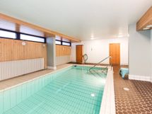 Ihana lisä asumiseen on taloyhtiössä oleva uima-allas, jossa on mahdollisuus myös ns. lenkkisaunaan.