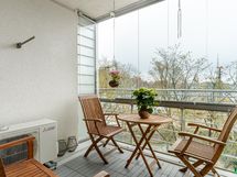 Parveke upeilla näkymillä.