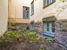 Huoneiston ikkunat suojaisan sisäpihan suuntaan.