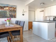 Ruokailutila sijoittuu kätevästi keittiön läheisyyteen.