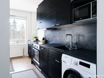 Pyykinpesukoneelle paikka keittiössö, pesukoneliitäntä myös kylpyhuoneessa. 