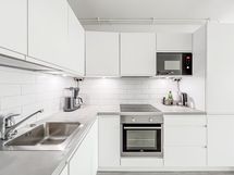 Keittiössä on integroidut kodinkoneet