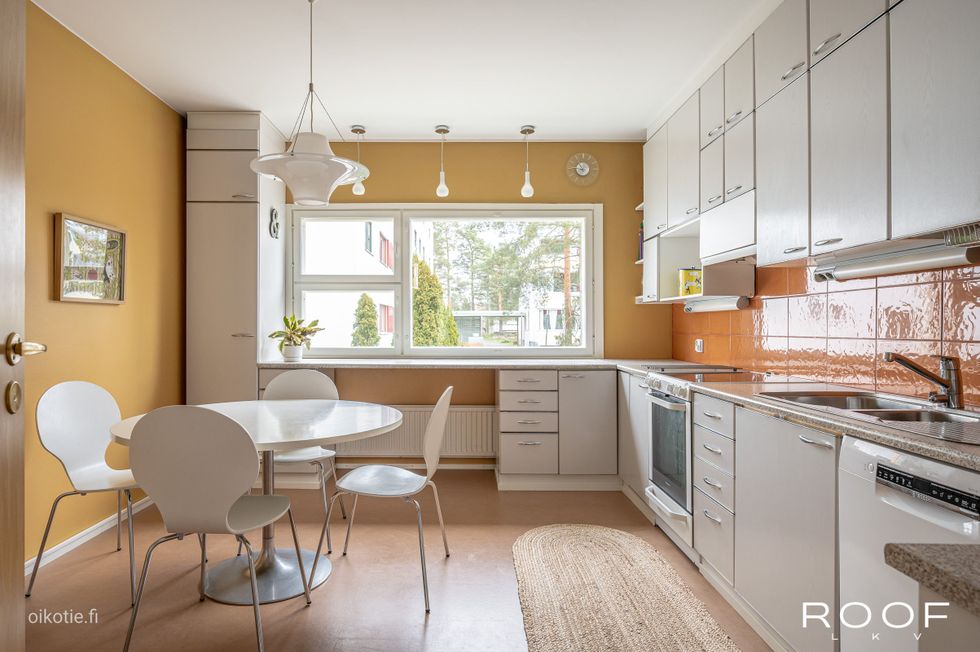 Puustelli-keittiössä on runsaasti kaappi- ja työskentelytilaa sekä näkymät hoidetulle piha-alueelle.