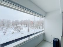 Lasitettu parveke on lounaaseen päin.