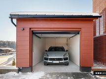 Lämpimään autotalliin mahtuu hyvin isokin auto