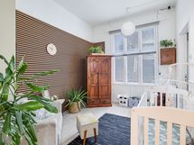 Alakerran kolmas huone (jonne on oma sisäänkäynti ulkoa)/ Nedre våningens tredje rum