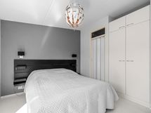 Makuuhuoneen yhteydessä on myös vaatehuone