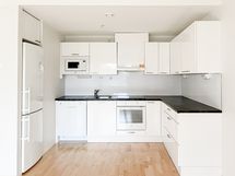 Keittiössä on valmiina myös mikroaaltouuni.