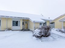 Asunnon viihtyisä etupiha.