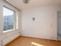 Tilaa ruokailuryhmälle. Näkymät sisäpihalle.