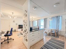 Keittiö saarekkeessa hyvin säilytystilaa ja viereen saa ruokapöydän.