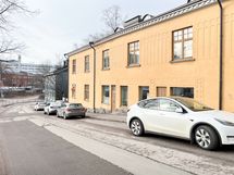 Kadunvarsipysäköinti. Yhtiöllä ei ole vuokrattavia autopaikkoja.