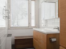 Yläkerran iso wc-tila.