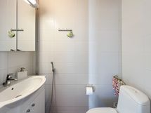 Kodissa on kylpyhuoneen lisäksi  erillinen wc.