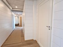 Näkymät olohuoneesta päin ulko-ovea kohti