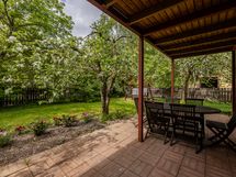 Alerrasta päsee suoraan katetulle terassille ja omalle suojaisalle pihalle.