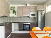 Pienemmän asunnon keittiö.