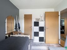 Kolmessa makuuhuoneessa oma vaatehuone