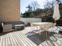 Tilavalle terassille mahtuu iso ruokailuryhmä, kulmasohva ja vielä jäisi tilaa vaikka poreammeelle.