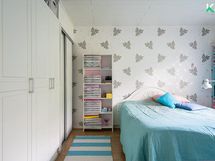 Päämakuuhuoneessa on hyvin säilytystilaa sekä kaappistoissa että liukuovien takana  syvennyksessä.