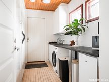 Kodinhoitohuone josta käynti myös ulos