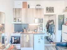 Keittiö on siisti ja säilytystilaakin on kohtuullisesti