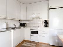 Keittiössä hyvät säilytystilat.