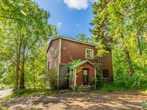 Tontilla purkukuntoinen talo.