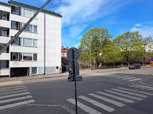 parvekenäkymät kadun yli Loviisanpuistoon