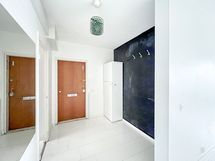 Eteisessä on kaapisto ja naulakkoa valmiina.