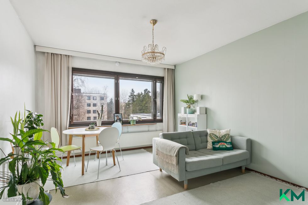 Olohuoneessa on isot ikkunat lännen suuntaan