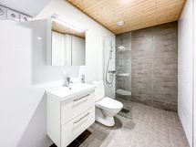 Kylpyhuone on täysin laatoitettu.