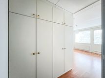 Eteisessä on hyvin kaappitilaa.