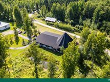 Majoitusrakennus ja halli