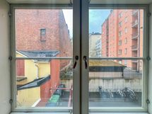 Näkymät asunnosta länteen taloyhtiön sisäpihalle.