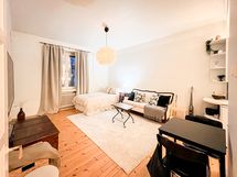 Hissitalon 5. kerroksen valoisa koti sisäpihanäkymin, kattavien palveluiden vieressä.