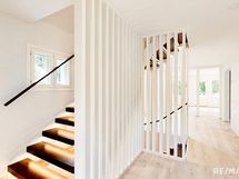 Keskikerros | Eteisaula ja portaikko